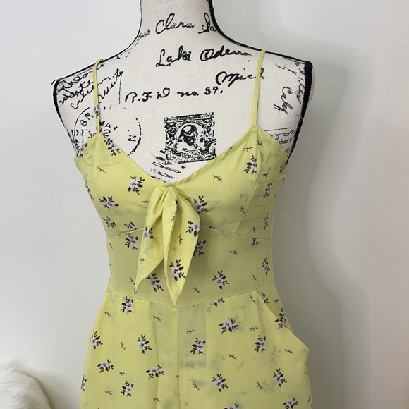 💕Super Cute Pale Yellow Tie Front Jumpsuit💕 - Picture 5 of 10